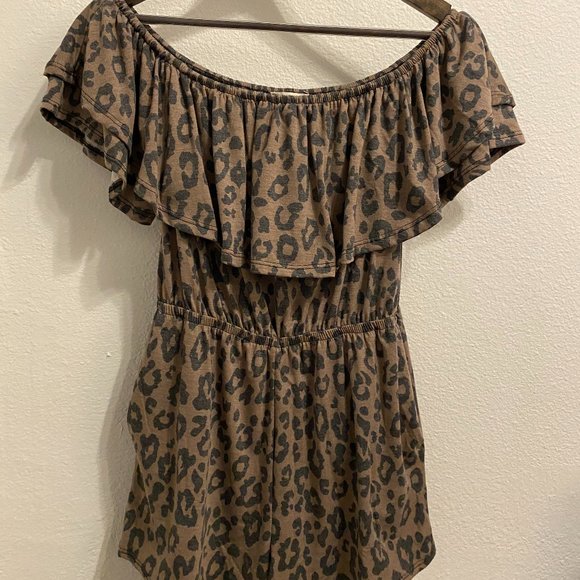 Off The Shoulder Leopard Romper - Picture 4 of 5